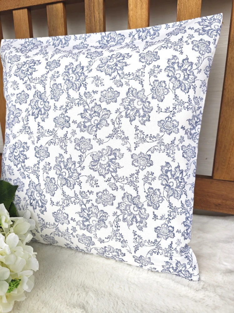 Povlak na polštář 40 x 40 cm – modré růžičky na bílé | Ruční výroba