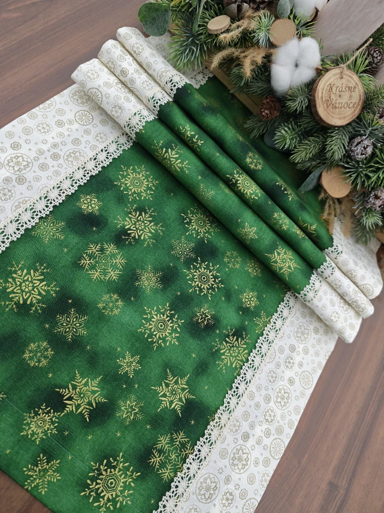 Běhoun - vánoční ubrus zlaté vločky na zelené | 42 x 134