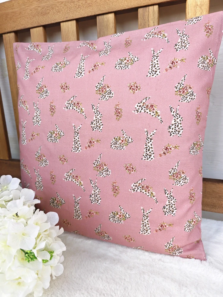 Povlak na polštář 40 x 40 cm – Béžoví zajíčci na starorůžové | Ruční výroba z bavlny