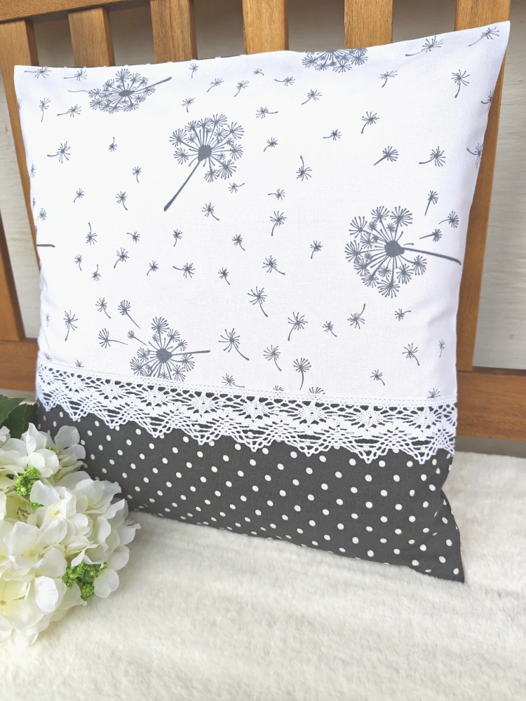 Povlak na polštář 40 x 40 cm – pampelišky v kombinaci s šedým puntíkem a krajkou | Ruční výroba