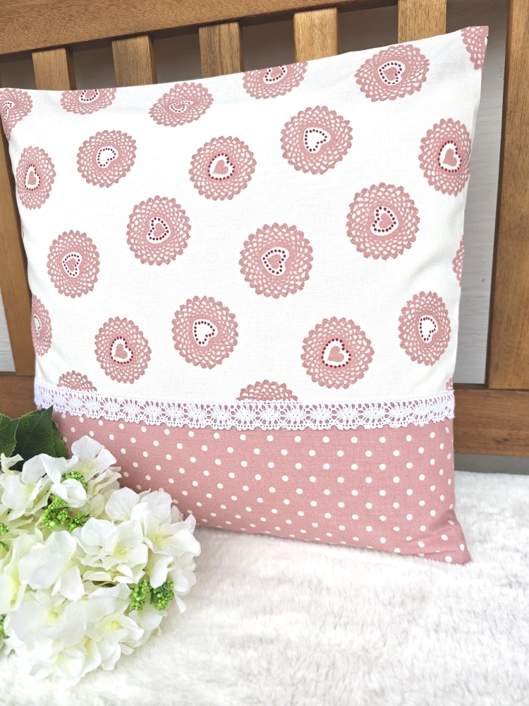 Povlak na polštář 40 x 40 cm – srdíčka starorůžová s krajkou | Ruční výroba
