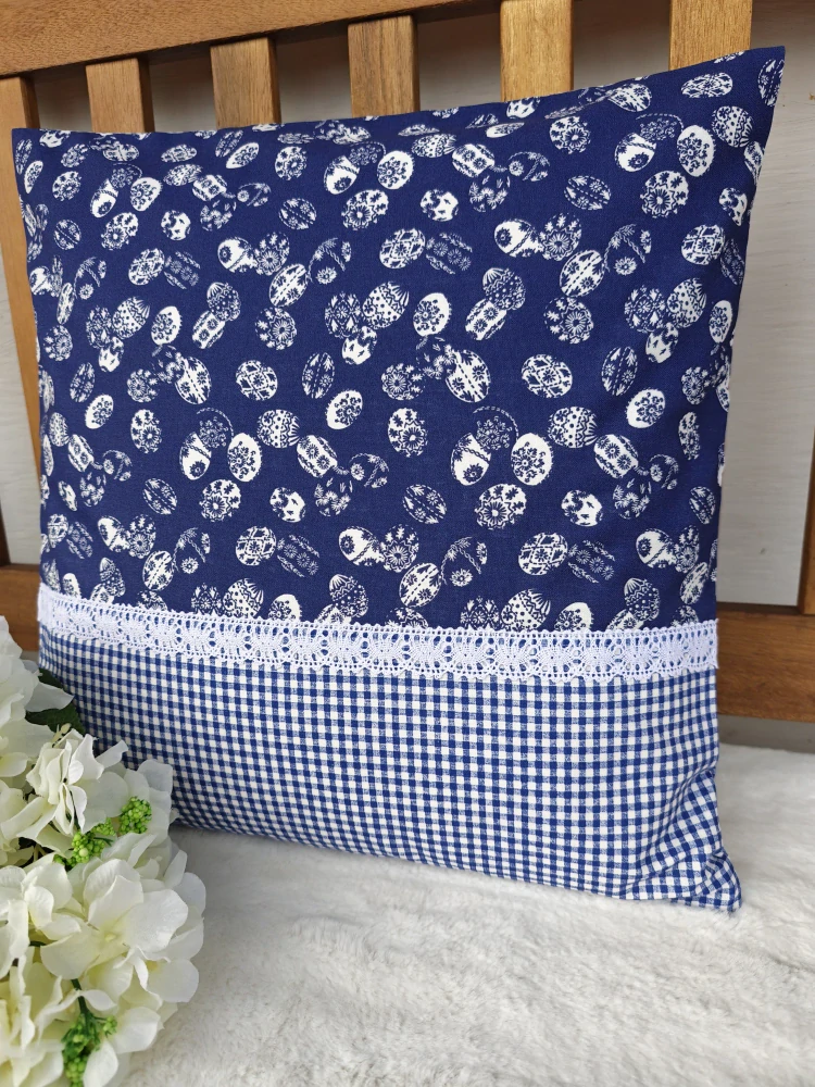 Povlak na polštář 40 x 40 cm – velikonoční vajíčka na modré s kárkem | Ruční výroba