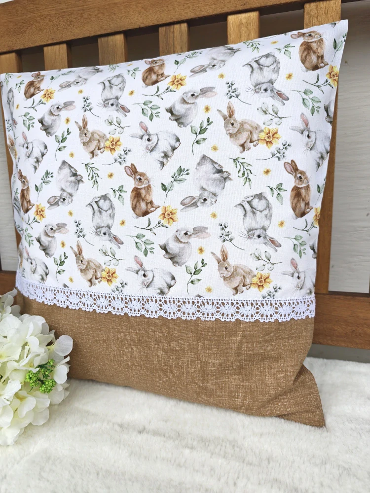 Povlak na polštář 40 x 40 cm – králíčci a narcisky s hnědou | Ruční výroba