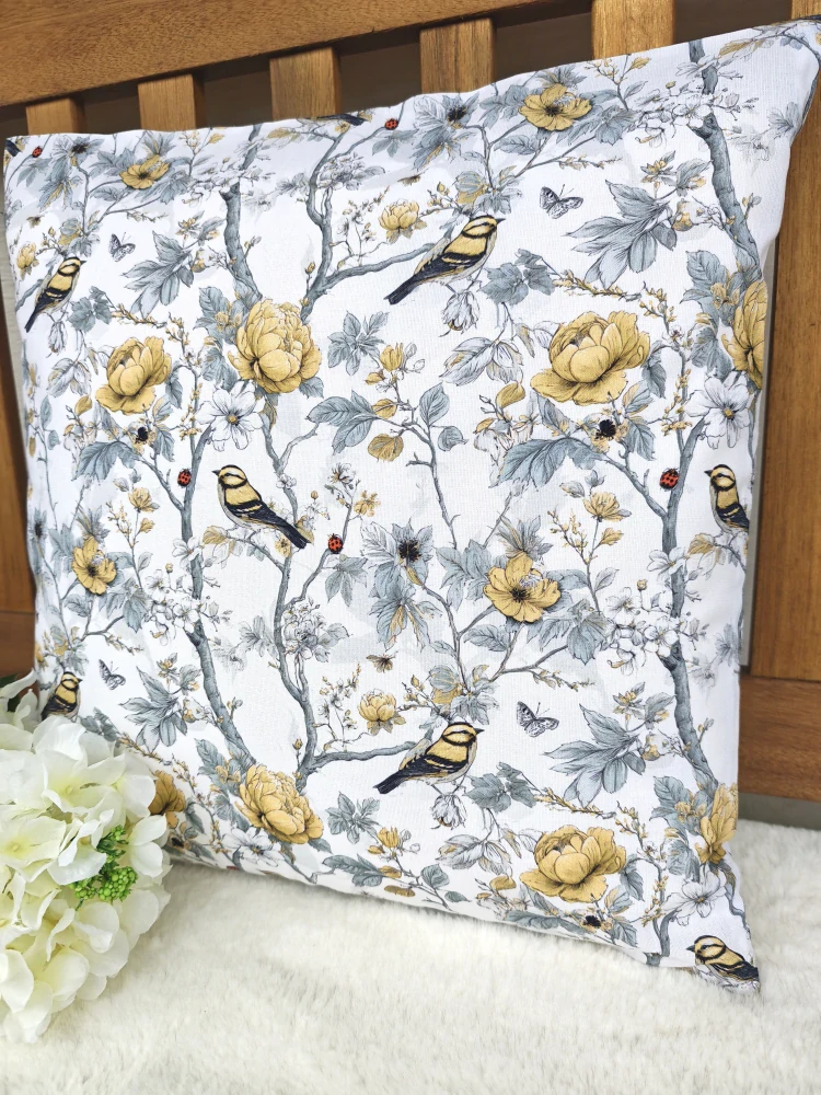 Povlak na polštář 40 x 40 cm – sýkorky a žluté růže | Ruční výroba