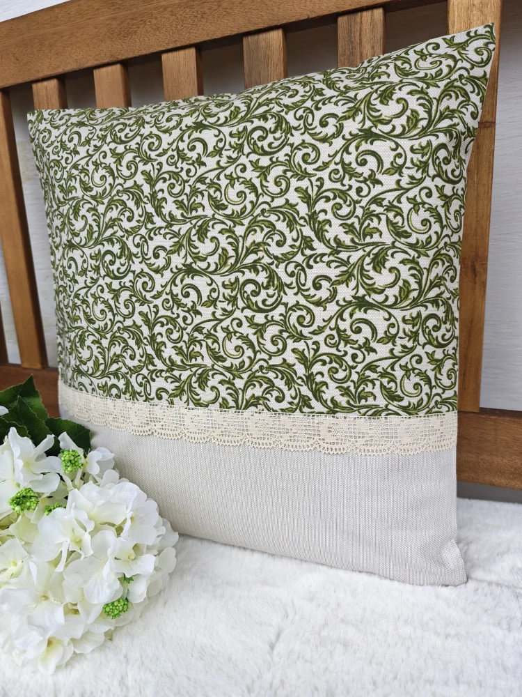 Povlak na polštář 40 x 40 cm – zelené ornamenty na režné s krajkou | Ruční výroba z bavlny