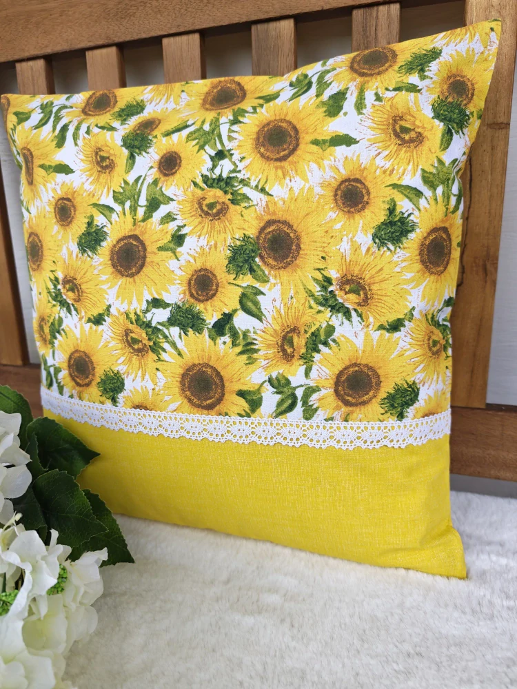 Povlak na polštář 40 x 40 cm – slunečnice s listy a krajkou | Ruční výroba z bavlny