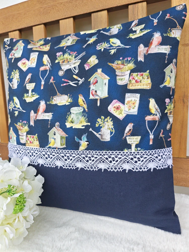 Povlak na polštář 40 x 40 cm – ptačí festival v zahradě s krajkou | Ruční výroba z bavlny