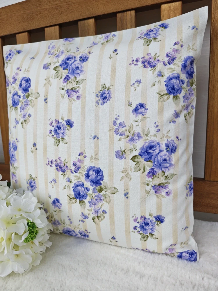 Povlak na polštář 40 x 40 cm – fialové růžičky na béžové | Ruční výroba z bavlny