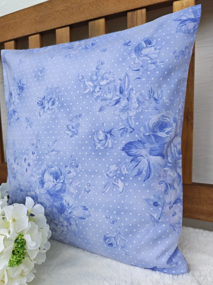 Povlak na polštář 40 x 40 cm – fialové růžičky na fialové mramoru | Ruční výroba z bavlny