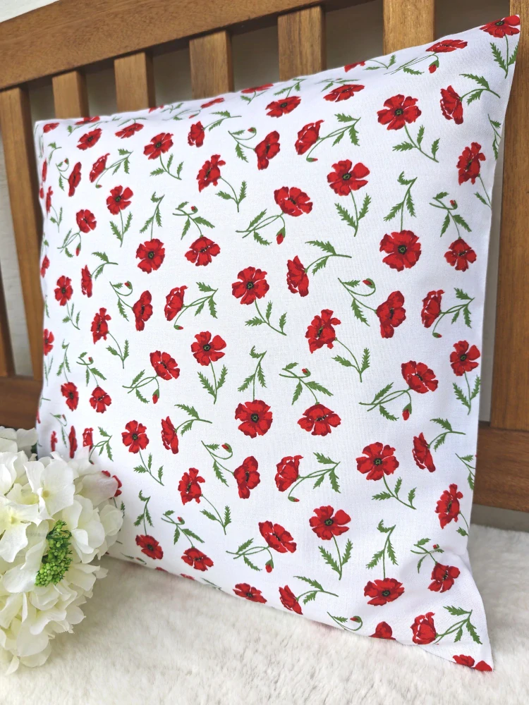 Povlak na polštář 40 x 40 cm – drobné vlčí máky s červenou v režném efektu | Ruční výroba z bavlny