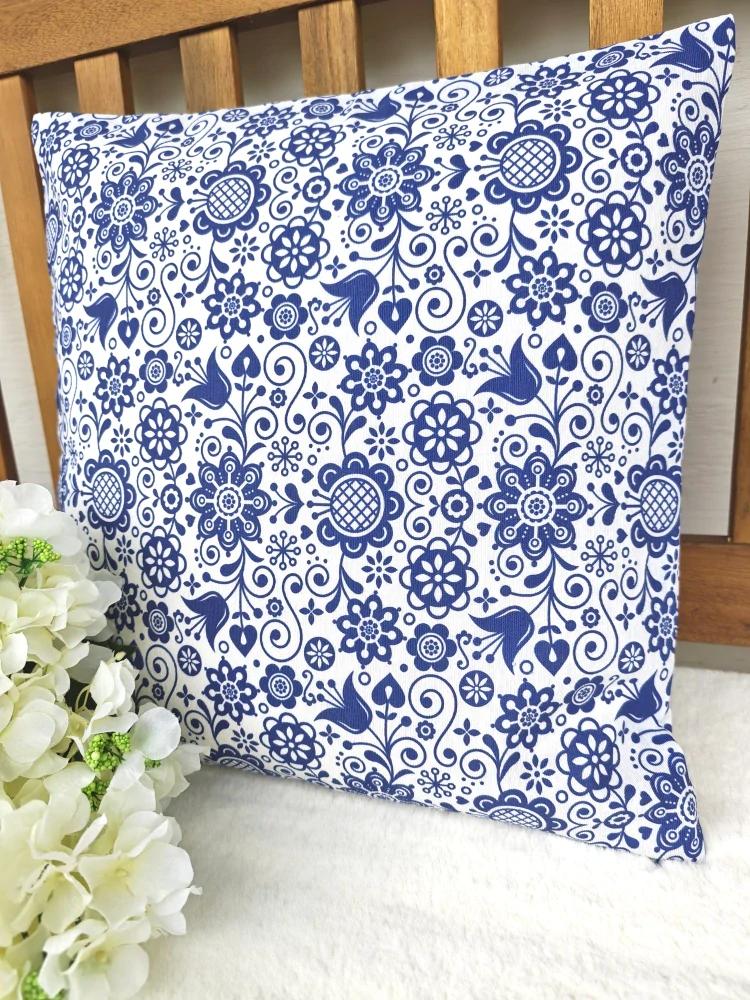 Povlak na polštář 40 x 40 cm – folklórní vzor modrý na bílé | Ruční výroba z bavlny