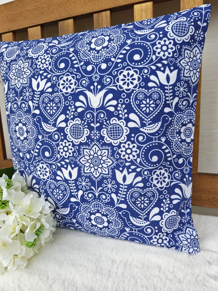 Povlak na polštář 40 x 40 cm – folklórní vzor bílý na modré | Ruční výroba z bavlny