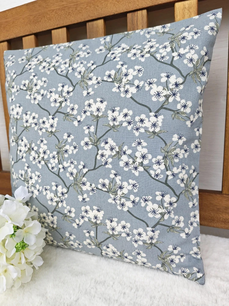 Povlak na polštář 40 x 40 cm – sakury na šedé | Ruční výroba z bavlny