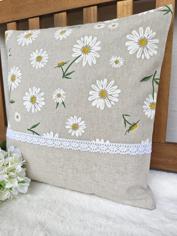 Povlak na polštář 40 x 40 cm – kopretiny na béžové s krajkou | Ruční výroba