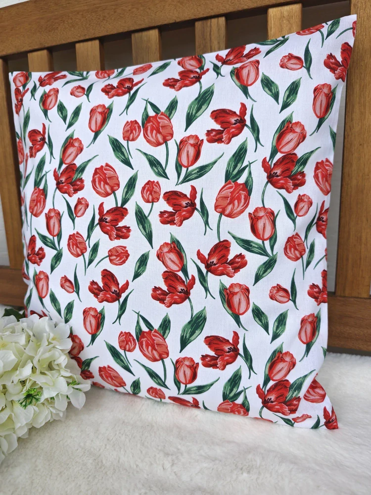 Povlak na polštář 40 x 40 cm – tulipány na bílé | Ruční výroba z bavlny