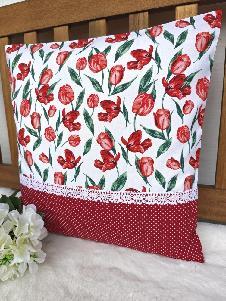 Povlak na polštář 40 x 40 cm – tulipány na bílé s červeným puntíkem | Ruční výroba z bavlny