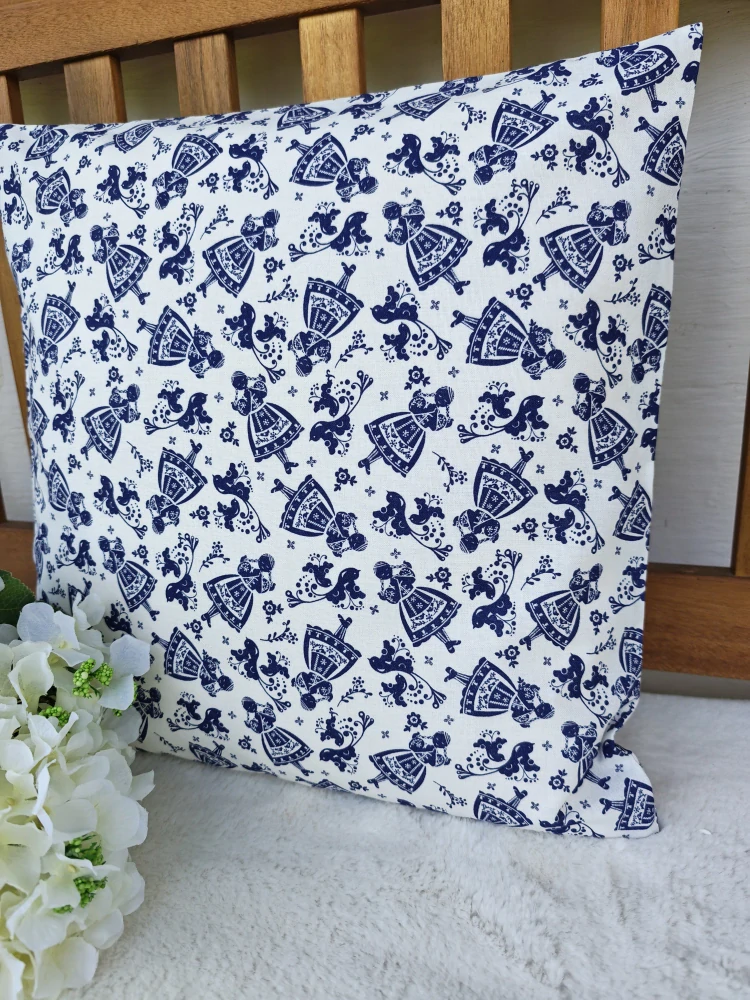 Povlak na polštář 40 x 40 cm – Selské panenky modré | Ruční výroba z bavlny