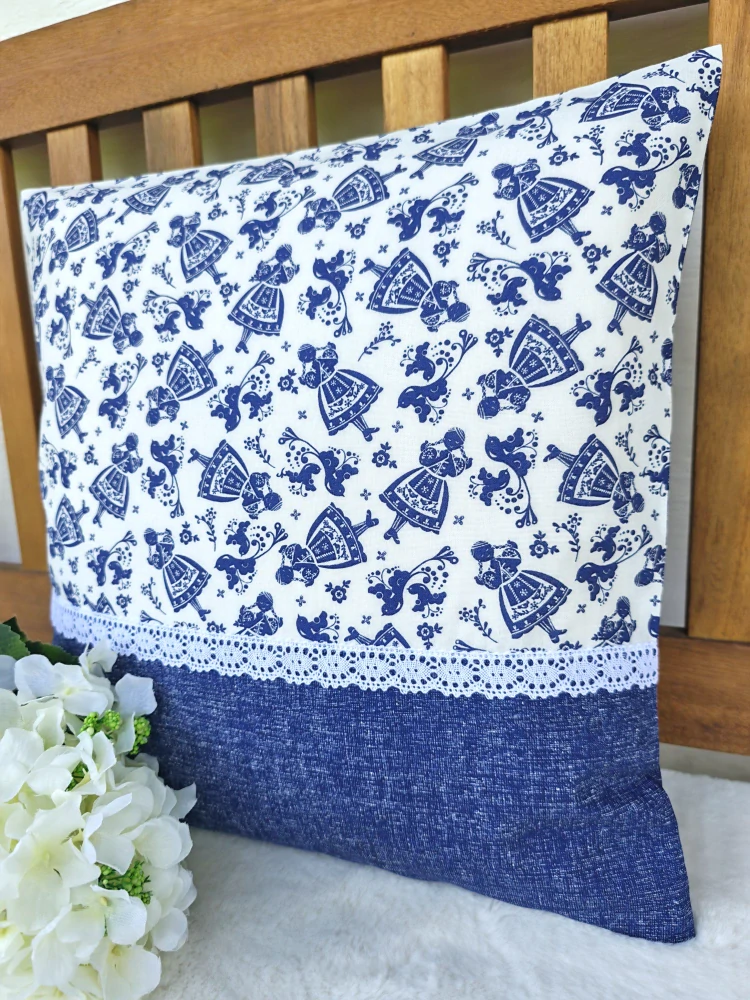 Povlak na polštář 40 x 40 cm – Selské panenky modré s krajkou | Ruční výroba z bavlny