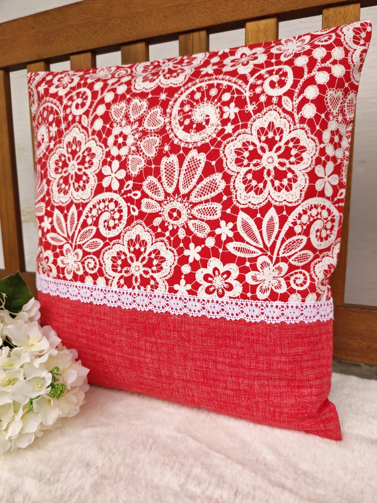 Povlak na polštář 40 x 40 cm – Bílá krajka na jasně červené s krajkou | Ruční výroba z bavlny