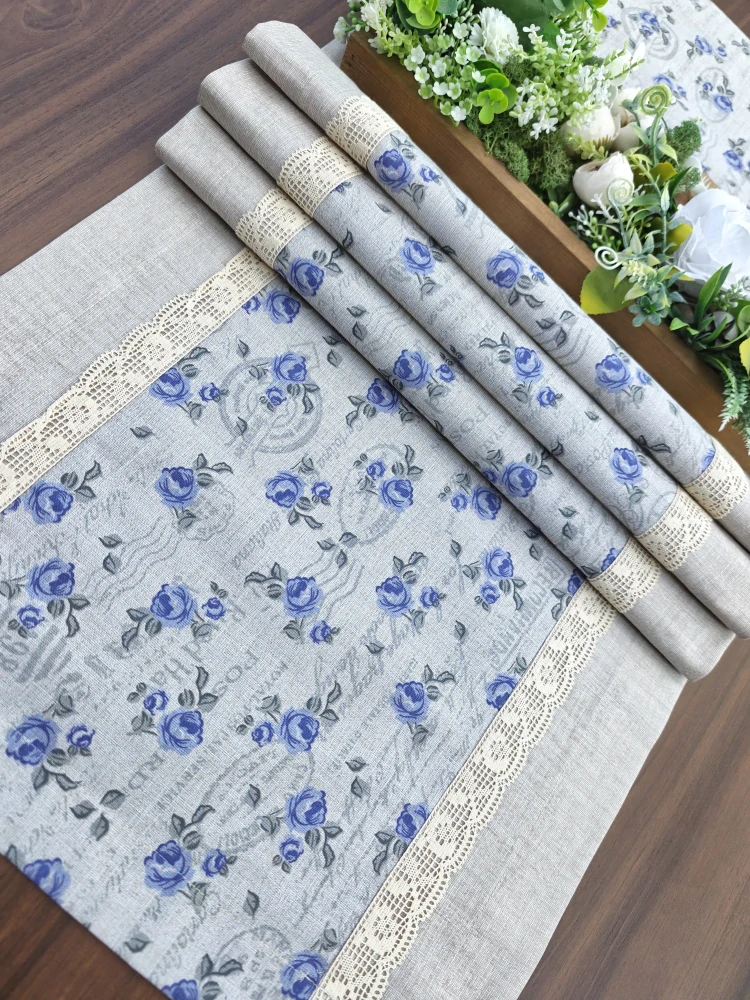 Běhoun – ubrus na stůl modré růžičky a razítka na režné | 42 x 131 cm