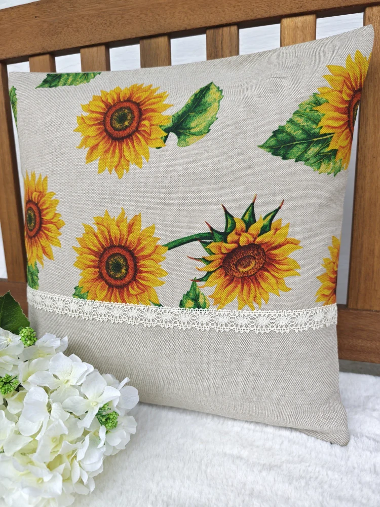 Povlak na polštář 40 x 40 cm – slunečnice na režné s krajkou | Ruční výroba