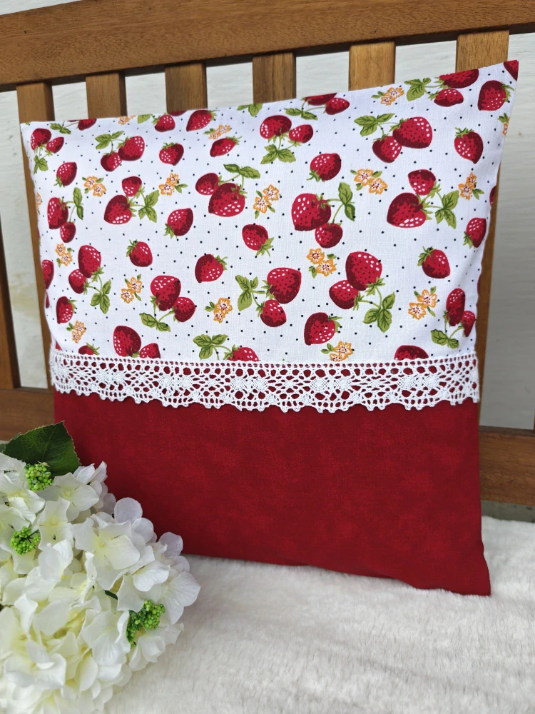 Povlak na polštář 40 x 40 cm – Drobné jahody v kombinaci s červeným mramorem s krajkou | Ruční výroba