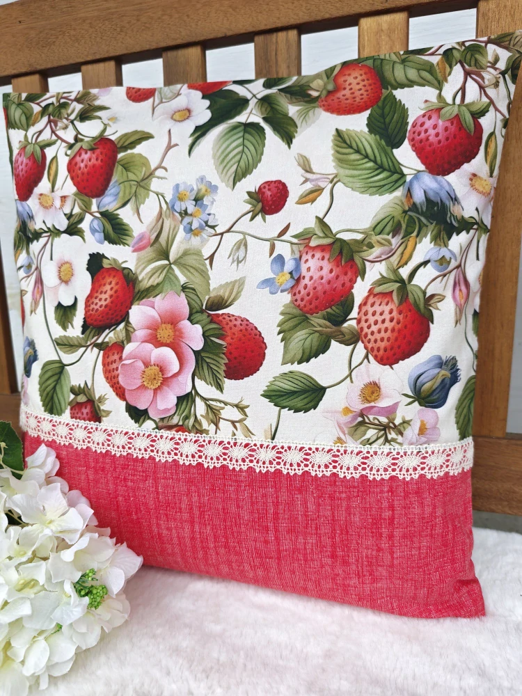 Povlak na polštář 40 x 40 cm – Letní motiv jahod s krajkou | Ruční výroba