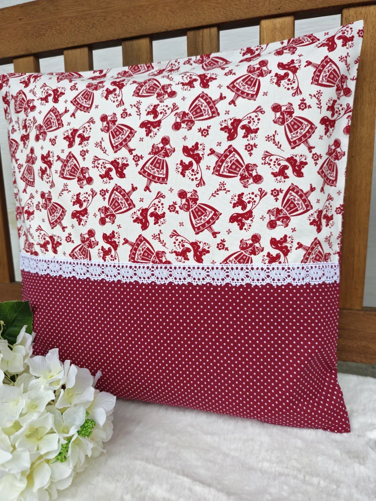 Povlak na polštář 40 x 40 cm – Červené selské panenky s puntíkem a krajkou | Ruční výroba z bavlny