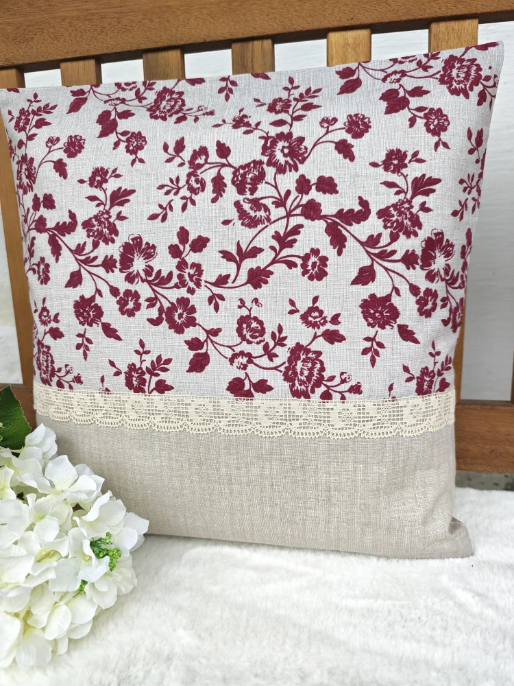 Povlak na polštář 40 x 40 cm – Vínové květy na režné s krajkou | Ruční výroba z bavlny