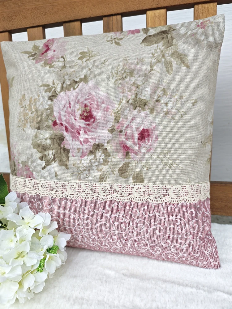 Povlak na polštář 40 x 40 cm – zámecké vintage růže na režné s krajkou | Ruční výroba z bavlny