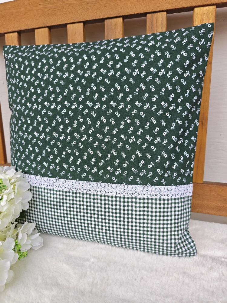 Povlak na polštář 40 x 40 cm – Drobné bílé kytičky na tmavě zelené v kombinaci s kostičkou | Ruční výroba z bavlny