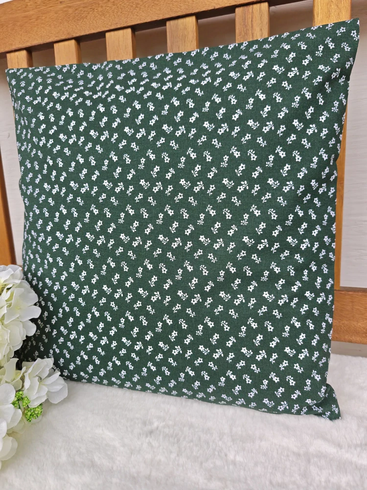 Povlak na polštář 40 x 40 cm – Drobné bílé kytičky na tmavě zelené | Ruční výroba z bavlny