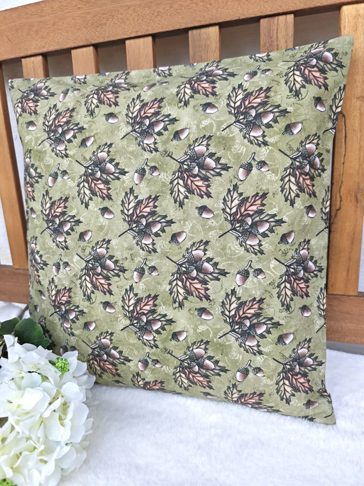 Povlak na polštář 40 x 40 cm – žaludy na zelené