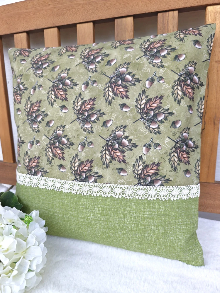 Povlak na polštář 40 x 40 cm – žaludy na zelené s krajkou