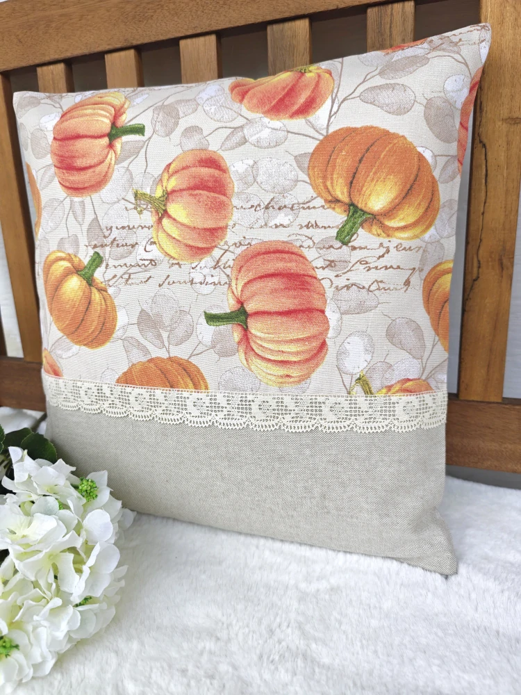 Povlak na polštář 40 x 40 cm – dýně a nápisy na béžové s krajkou