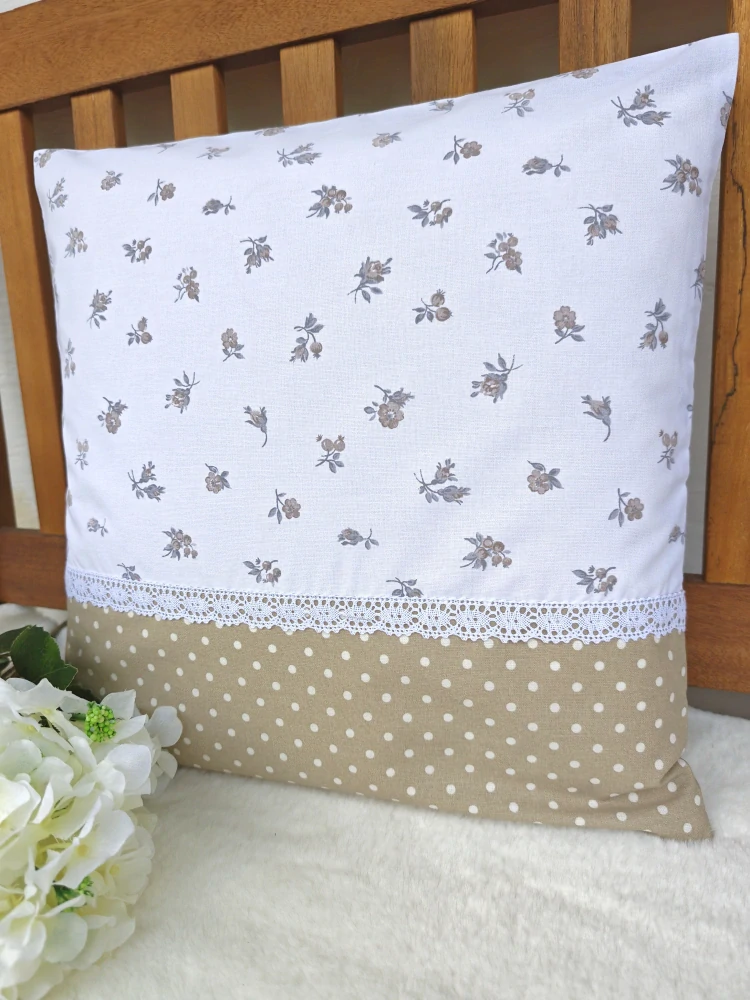 Povlak na polštář 40 x 40 cm – hnědé růžičky v kombinaci s puntíkem na béžové | Ruční výroba z bavlny