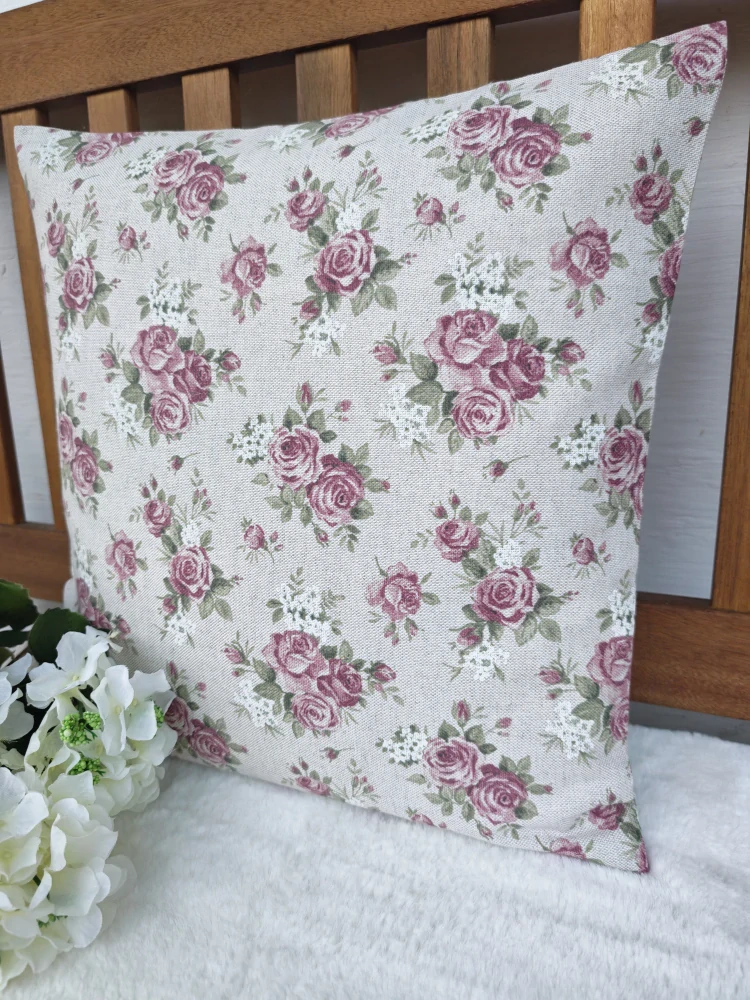 Povlak na polštář 40 x 40 cm – růžové růžičky na režné v kombinaci s růzovými ornamenty