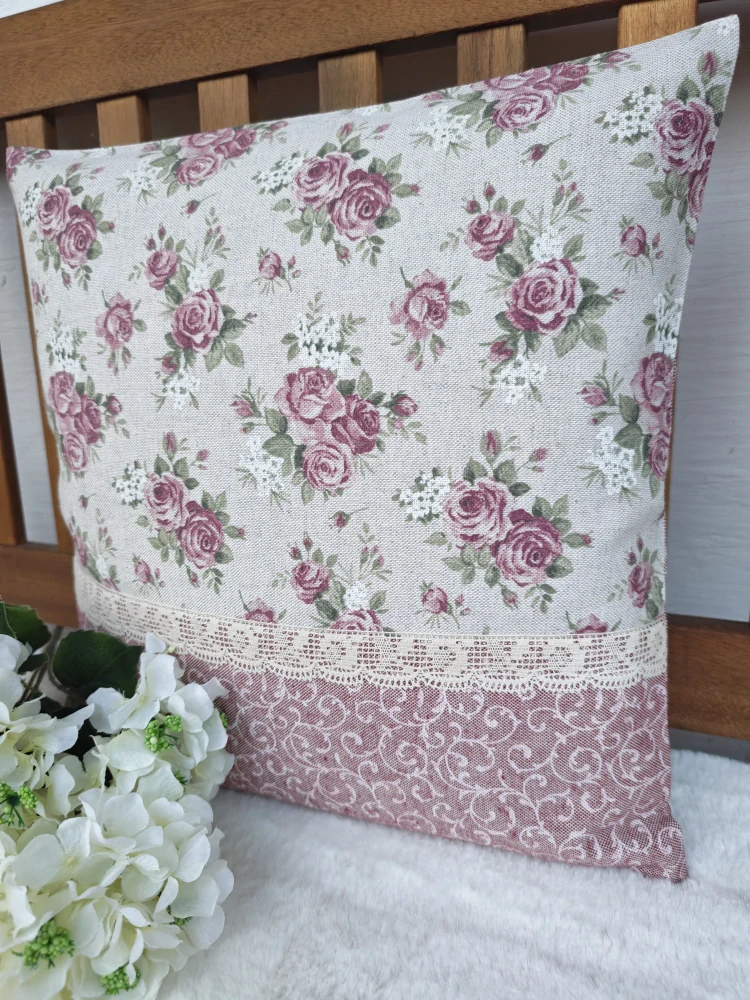 Povlak na polštář 40 x 40 cm – růžové růžičky na režné s krajkou