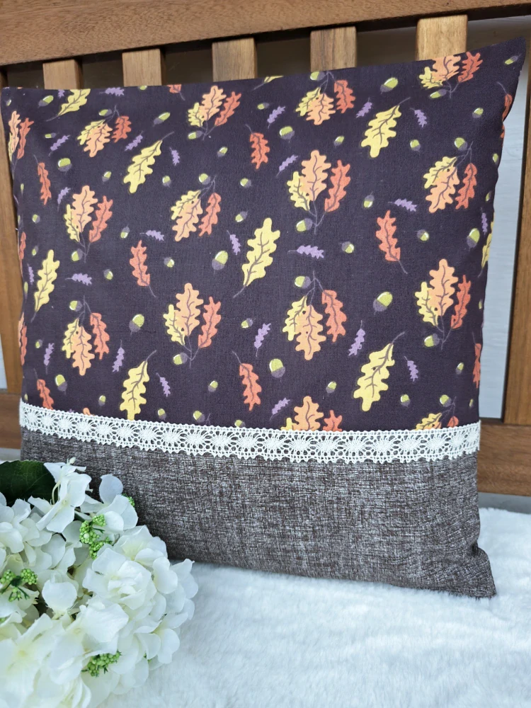 Povlak na polštář 40 x 40 cm – podzimní listí na hnědé s krajkou