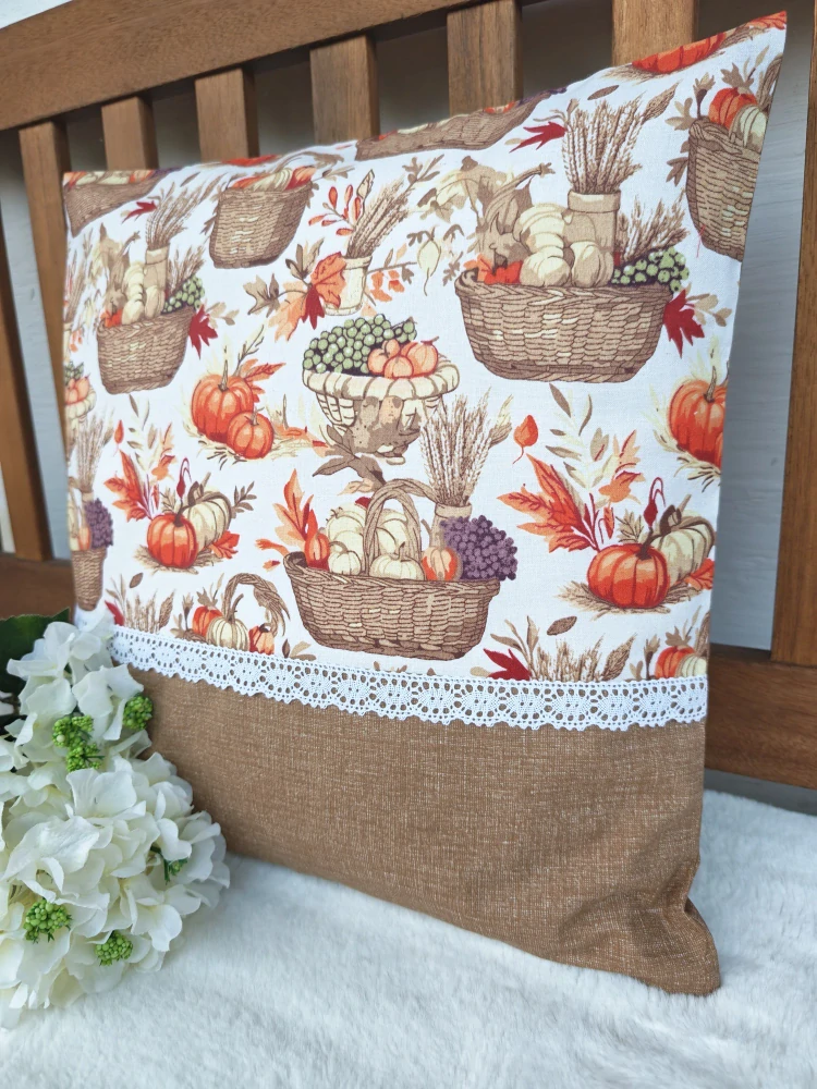 Povlak na polštář 40 x 40 cm – podzimní dýně v košíku s krajkou