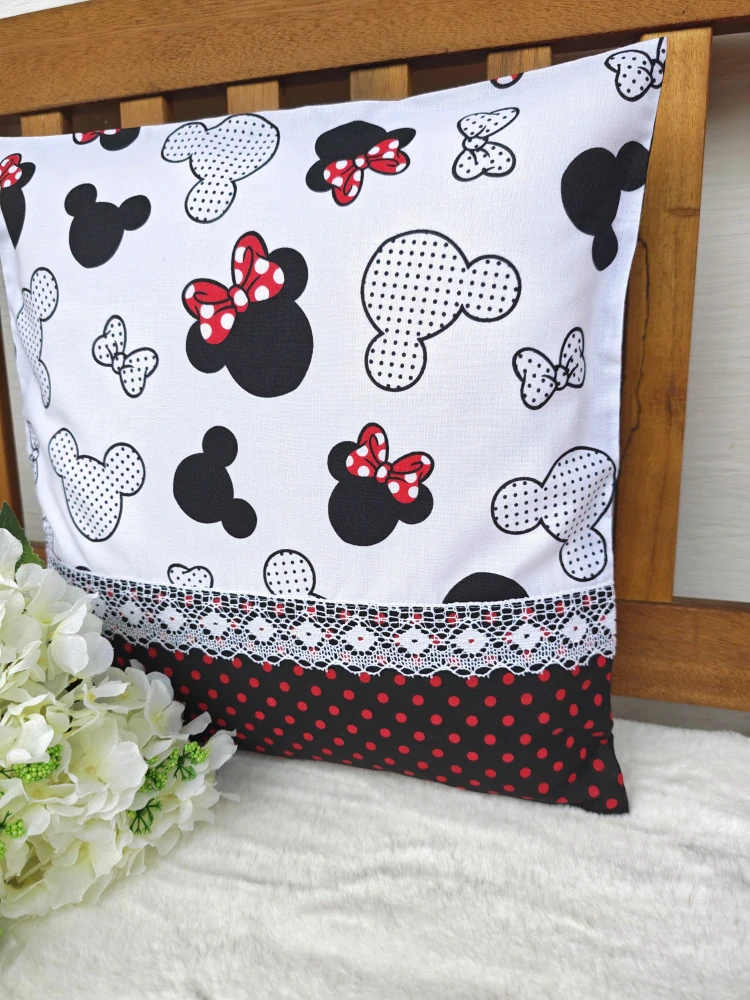 Povlak na polštář 40 x 40 cm – dětský polštář pro holčičky Minnie Mouse s puntíkem a krajkou | Ruční výroba z bavlny