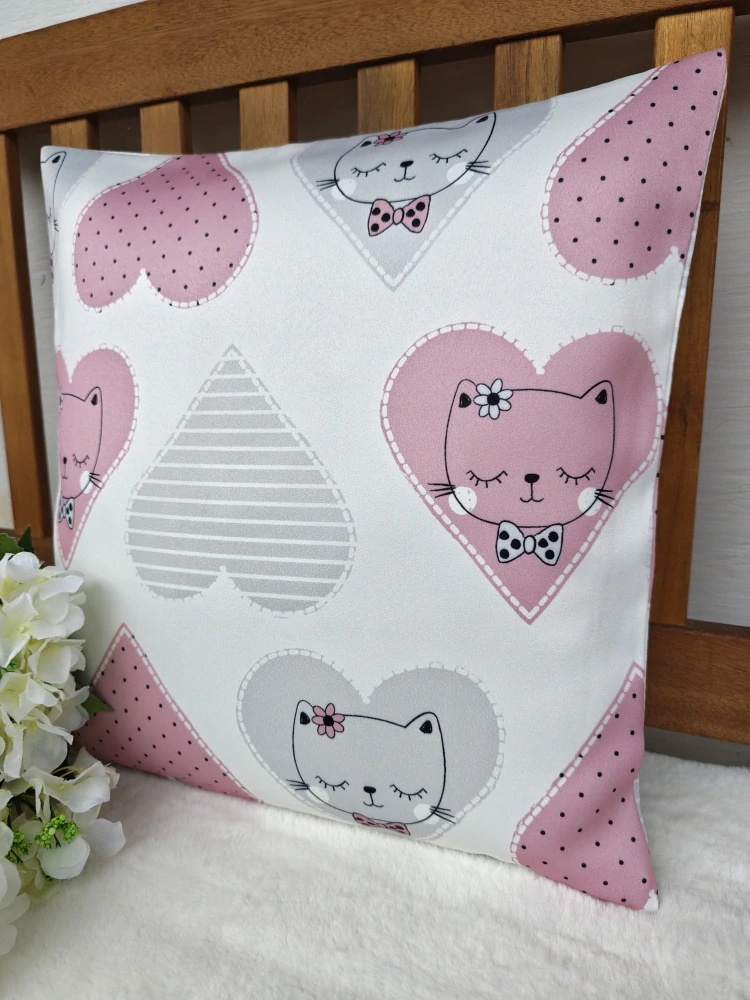 Povlak na polštář 40 x 40 cm – dětský polštář pro holčičky kočičky a srdíčka | Ruční výroba z bavlny