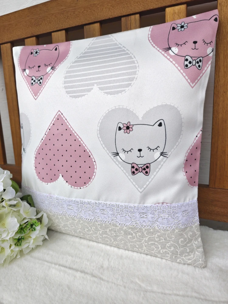 Povlak na polštář 40 x 40 cm – dětský polštář pro holčičky kočičky a srdíčka | Ruční výroba z bavlny