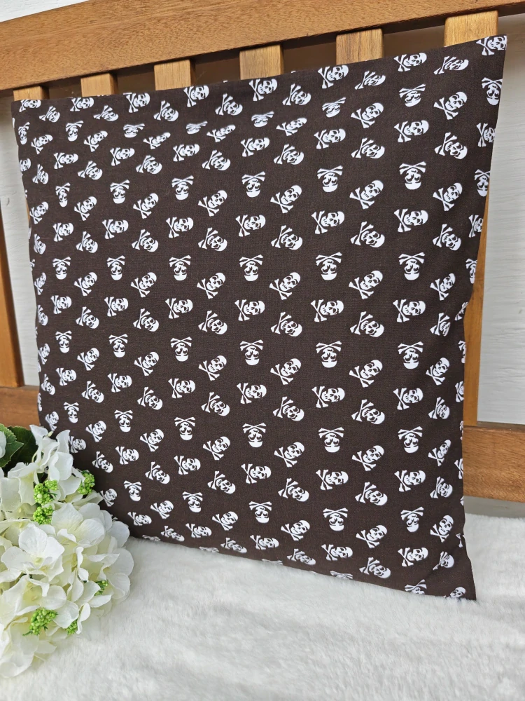 Povlak na polštář 40 x 40 cm – dětský polštář pro chlapečky - pirátské lebky | Ruční výroba z bavlny