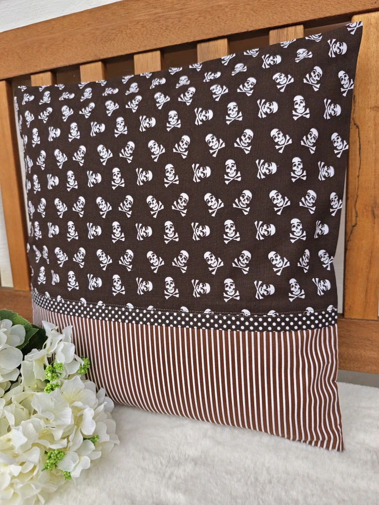 Povlak na polštář 40 x 40 cm – dětský polštář pro chlapečky - pirátské lebky a proužky | Ruční výroba z bavlny
