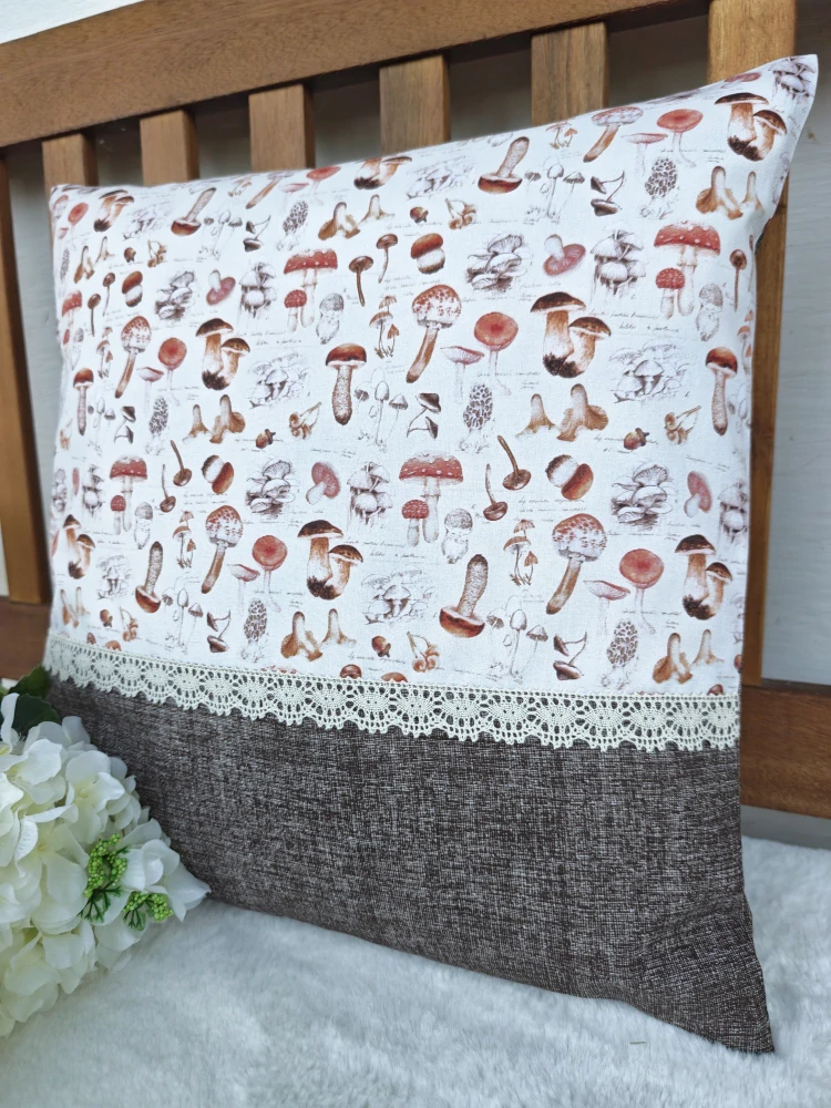 Povlak na polštář 40 x 40 cm – houbičky z atlasu hub s krajkou
