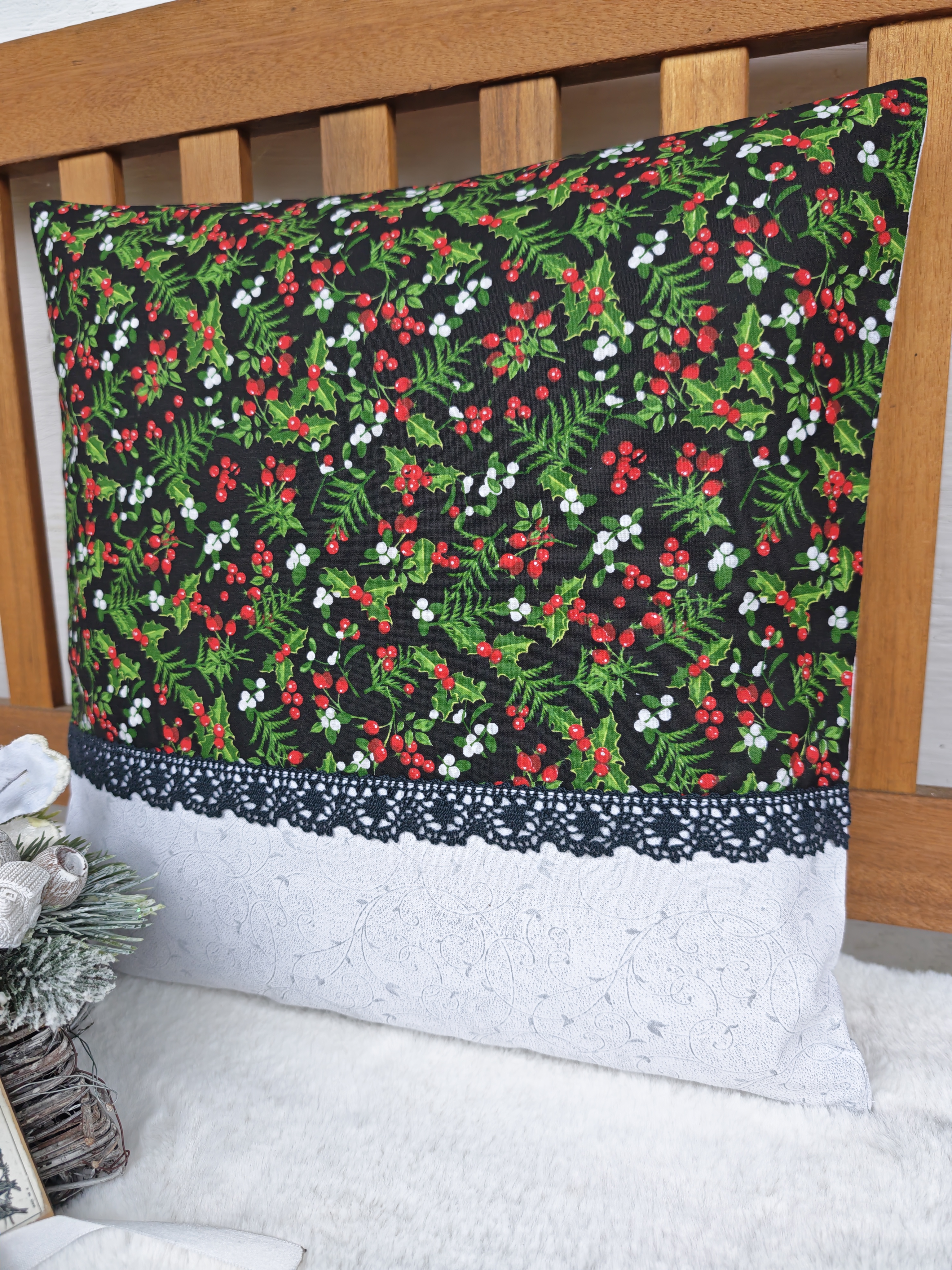 Povlak na polštář 40 x 40 cm – vánoční jeřabiny na černé s krajkou