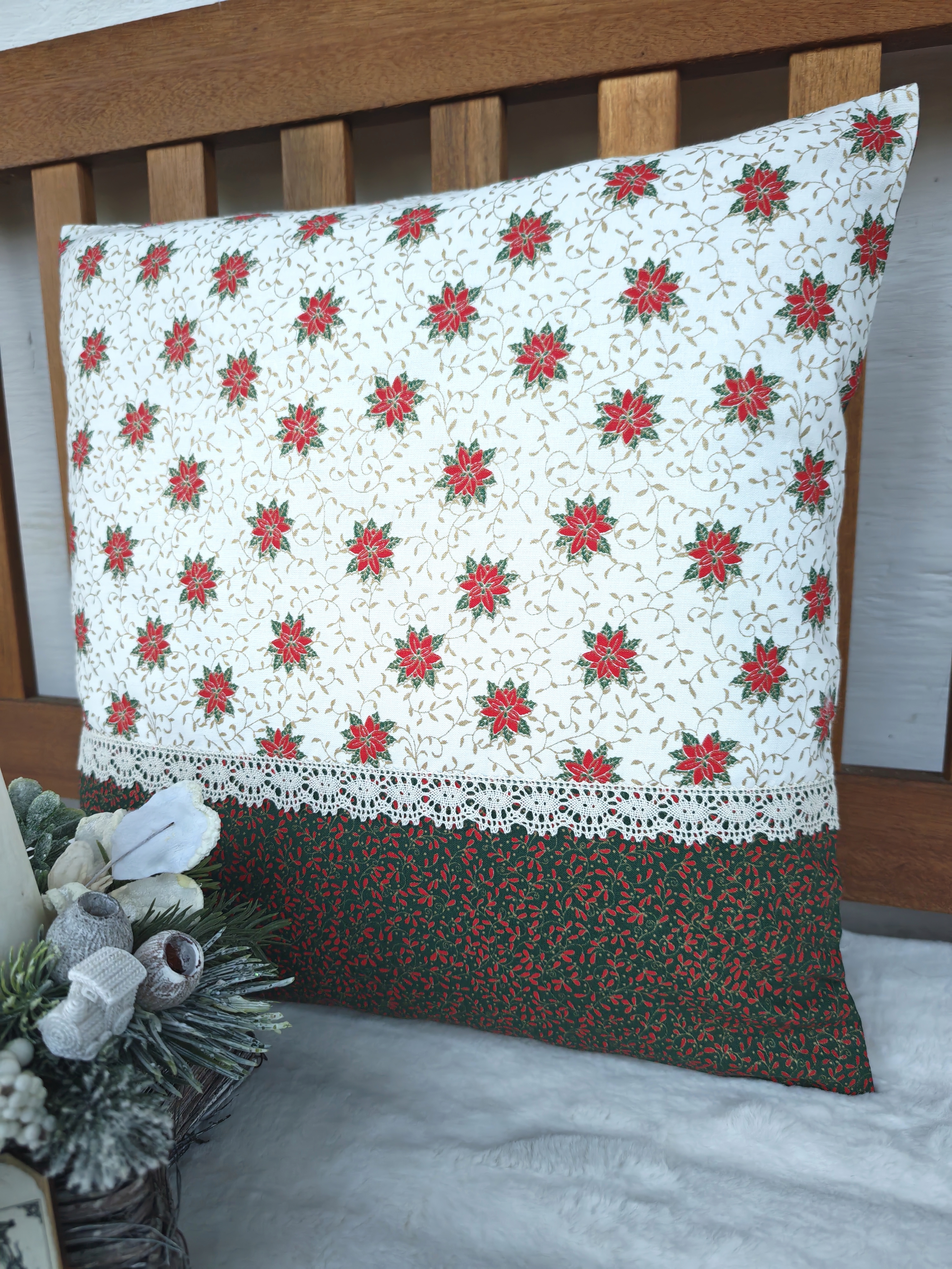 Povlak na polštář 40 x 40 cm – vánoční růže na smetanové se zelnými bobulemi a krajkou