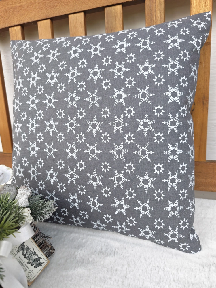Povlak na polštář 40 x 40 cm – bílé vločky na šedé