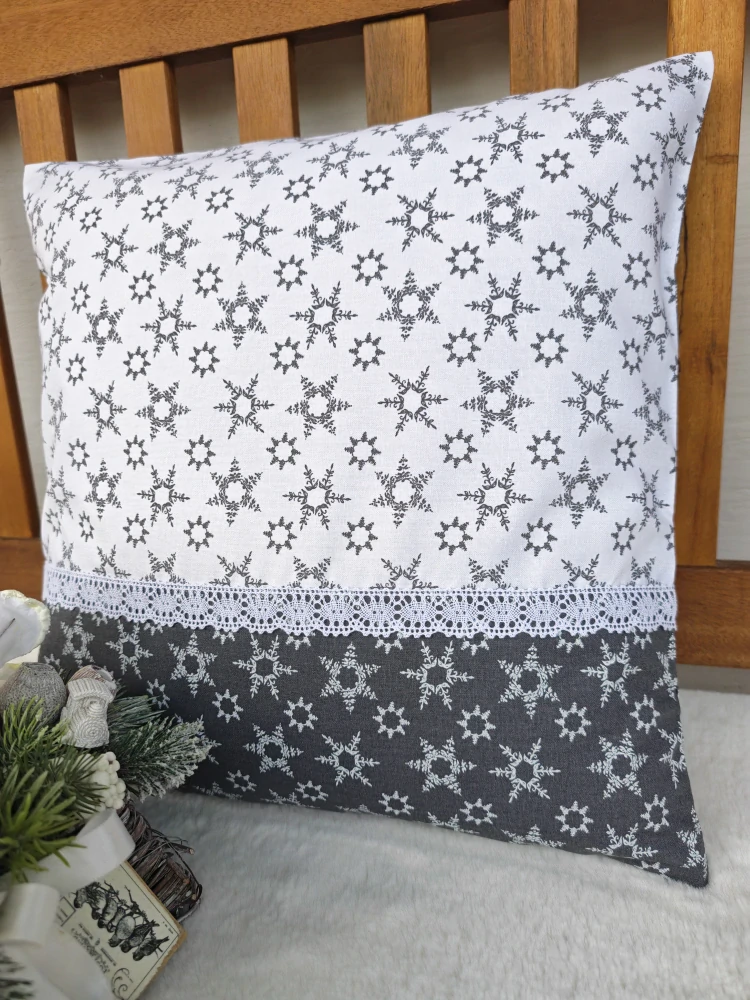 Povlak na polštář 40 x 40 cm – šedé vločky na bílé v kombinaci s bílými vločkami na šedé